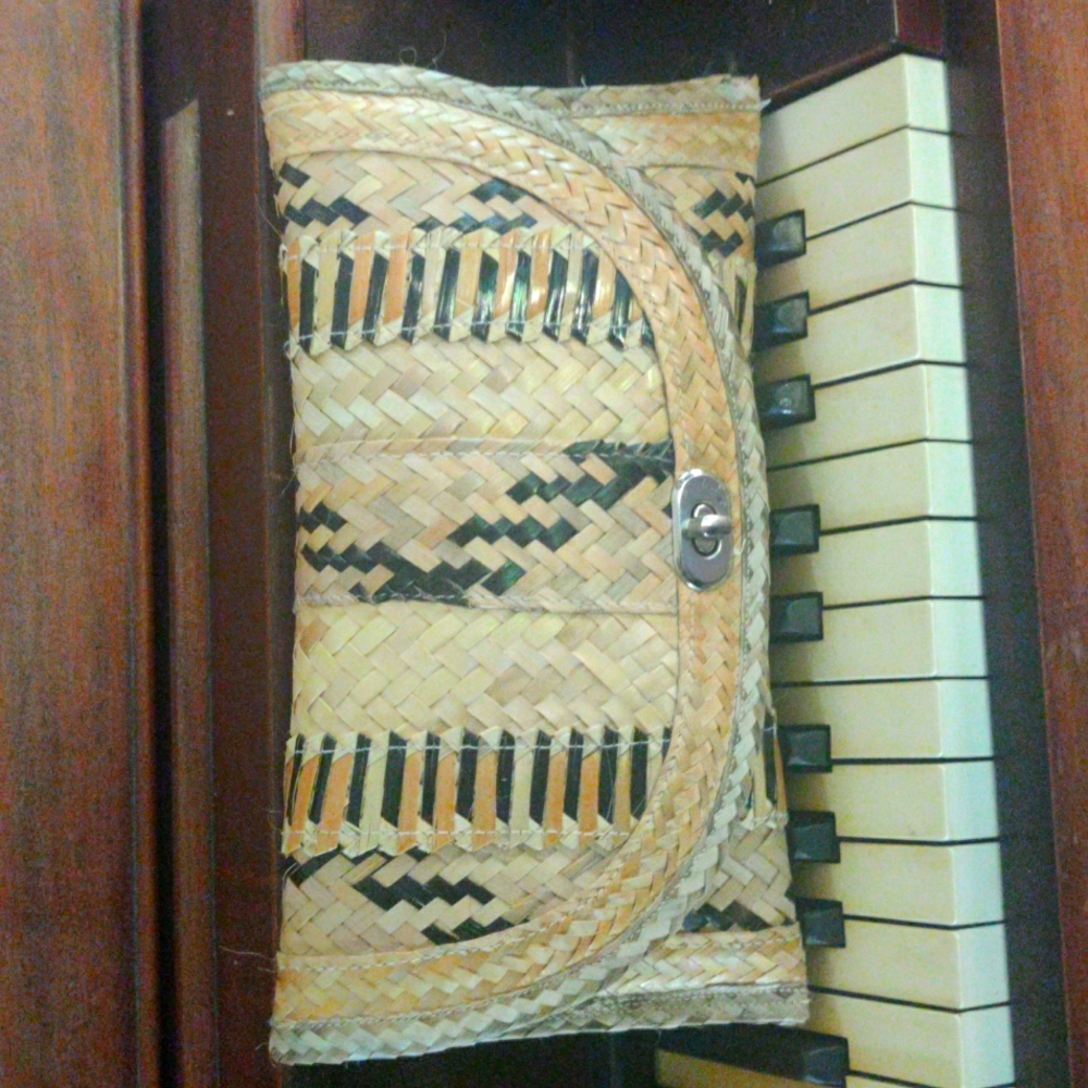 Bahamian handmade straw clutch purse